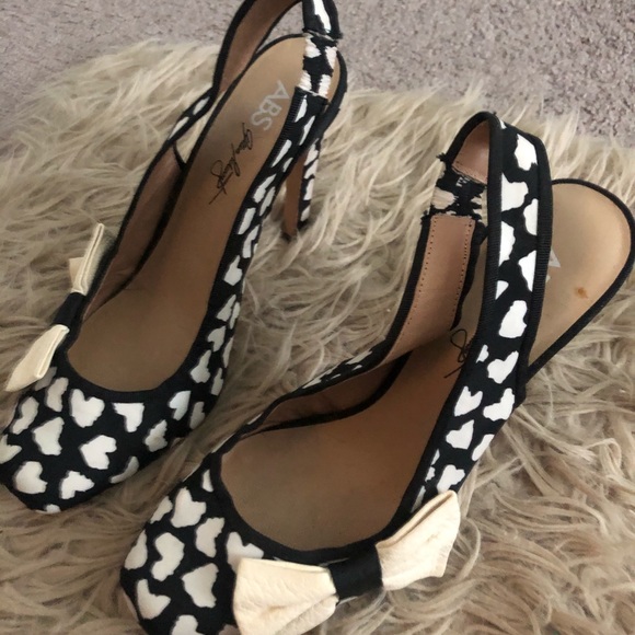 Black and White Heels With Bow and White Hearts🤍 - Picture 5 of 9